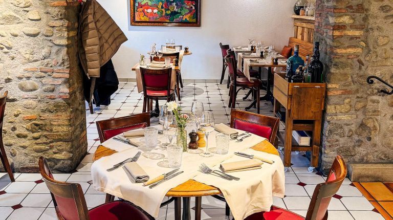 Salle du Bistrot du Lion d'Or à Carouge, décoration élégante avec œuvres d'artistes locaux